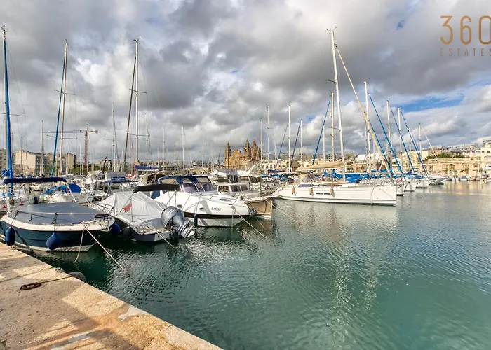Beautiful Seafront Home With Private Balcony & Bbq By 360 Estates